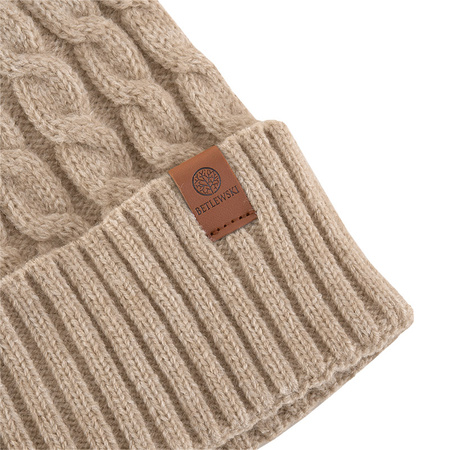Czapka damska ze wzorem WINTER bezowy