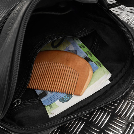 Saszetka męska skórzana na ramię z toczeniem typu carbon czarna Paolo Peruzzi AL-19-BL