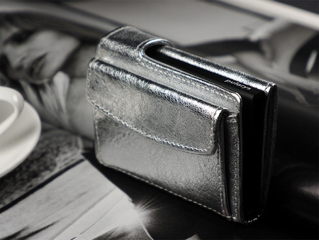 Portfel SOLO Max wykonany z lśniącej skóry Regalia srebrny