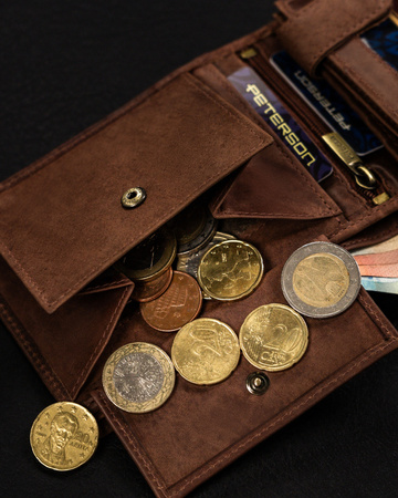 Portfel męski skórzany z tłoczeniem - elegancja i praktyczność Peterson