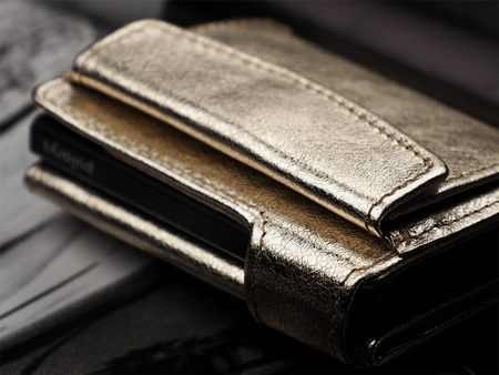 Portfel SOLO Max wykonany z lśniącej skóry Regalia złoty