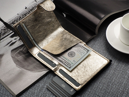 Portfel SOLO Max wykonany z lśniącej skóry Regalia złoty